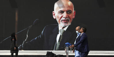 Passagiere gehen zum Abflugterminal des internationalen Flughafens Hamid Karzai in Kabul. Die militant-islamistischen Taliban setzen ihren Vormarsch in Afghanistan fort und rücken dabei immer näher an die Hauptstadt Kabul heran. Foto: Rahmat Gul/A...