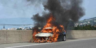 Auf der Autobahn A1 ist am frühen Freitagabend ein Auto in Brand geraten. Der 44-jährige Autofahrer konnte sein Fahrzeug unverletzt verlassen.