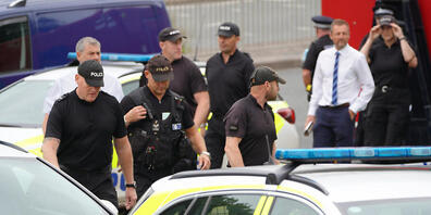 Polizisten gehen am Einsatzort im Biddick Drive in der Gegend von Keyham in Plymouth, wo am Donnerstagabend, 12.08.2021, mehrere Menschen ums Leben gekommen sind. Die Polizei stuft den Vorfall nicht als Terror ein. Viele Fragen zu den Hintergründe...