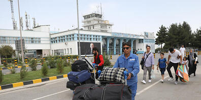 Passagiere gehen zum Abflugterminal des internationalen Flughafens Hamid Karzai in Kabul. Die militant-islamistischen Taliban setzen ihren Vormarsch in Afghanistan fort und rücken dabei immer näher an die Hauptstadt Kabul heran. Foto: Rahmat Gul/A...