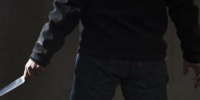 Auf einem Kontrollrundgang am Bahnhof Tann ist ein Sicherheitsangestellter der Gemeinde von einem Mann angegriffen und mit einem Messer schwer verletzt worden. (Symbolbild)