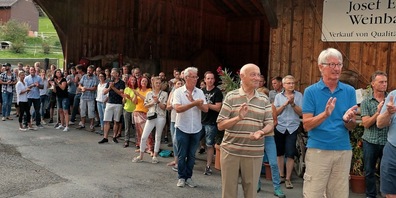 129 Teilnehmer an der stehend im Freien durchgeführten Hauptversammlung