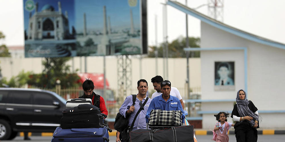 Passagiere gehen zum Abflugterminal des internationalen Flughafens Hamid Karzai in Kabul, Afghanistan. Da die afghanische Hauptstadt von einer Taliban-Offensive umzingelt ist, gibt es für diejenigen, die vor dem Krieg fliehen, zunehmend nur noch e...