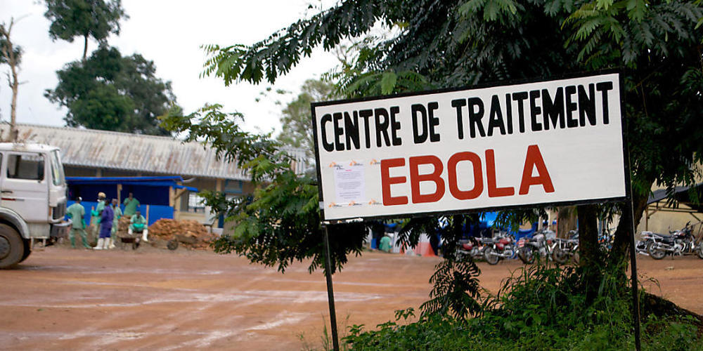 ARCHIV - Ein Wegweiser kündigt den Eingang zur Ebola-Behandlungsstation in Gueckedou, Guinea, an. Im westafrikanischen Staat Elfenbeinküste ist der erste Fall der lebensgefährlichen Ebola-Krankheit seit mehr als einem Vierteljahrhundert registrier...
