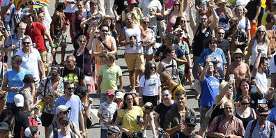 Rund 350 Personen sind am Samstag anlässlich einer "FreeParade" in Zürich für "Liebe, Frieden und Freiheit" auf die Strasse gegangen. Mobilisiert hatte die Veranstaltung vor allem Gegner der Corona-Massnahmen.