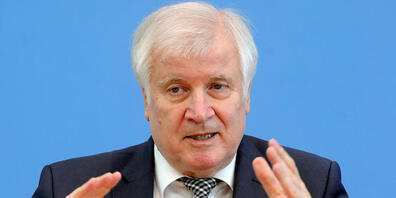 Horst Seehofer (CSU), Bundesinnenminister, beantwortet vor der Bundespressekonferenz Fragen. Foto: Wolfgang Kumm/dpa