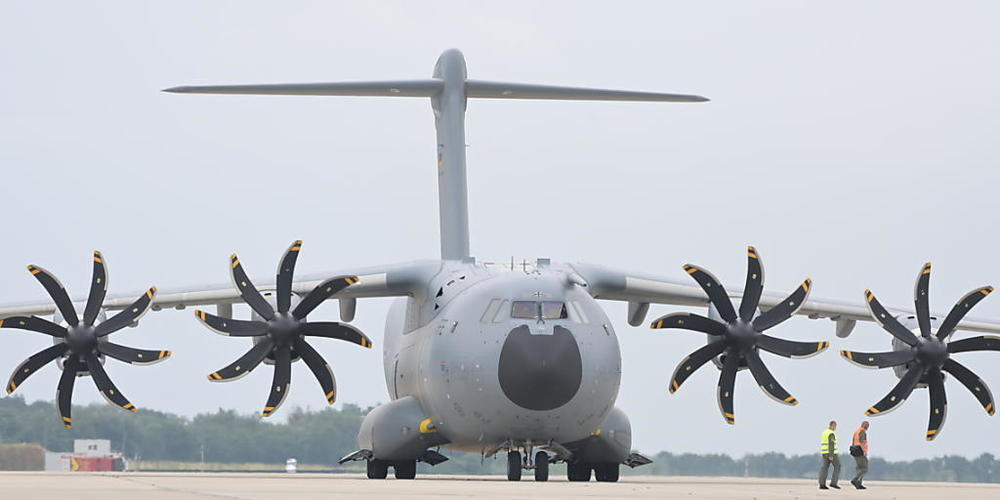 ARCHIV - Ein Transportflugzeug vom Typ Airbus A400M der Luftwaffe steht auf dem Rollfeld. Foto: Hauke-Christian Dittrich/dpa-Pool/dpa