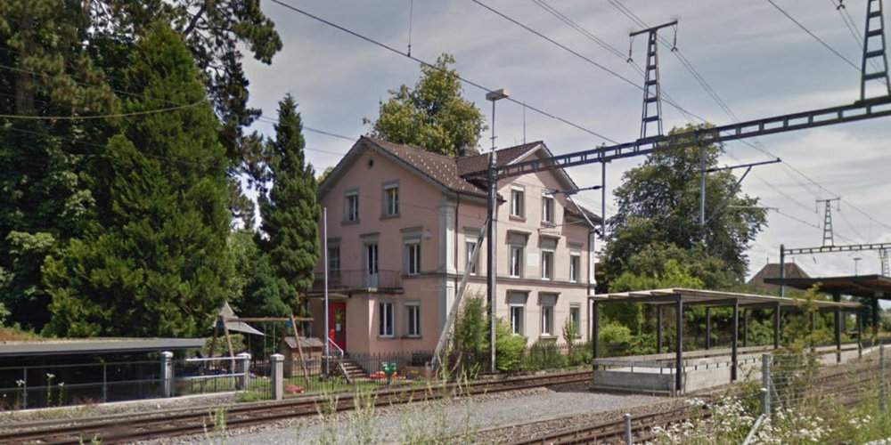 Die Kinderkrippe Storchennest ist seit 2001 in der rosa Villa beim Bahnhof Bubikon zu Hause.