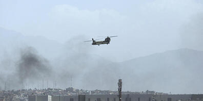 Ein Hubschrauber der USA überfliegt Kabul. Taliban-Kämpfer sind in die Außenbezirke der afghanischen Hauptstadt eingedrungen und haben das Land weiter unter ihre Kontrolle gebracht, während in Panik geratene Angestellte aus Regierungsbüros flohen ...