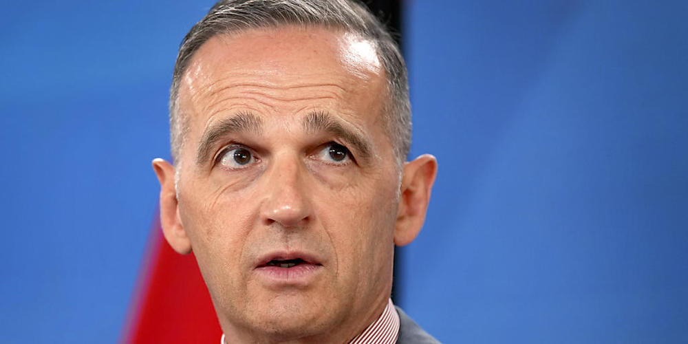 Außenminister Heiko Maas spricht  nach einem Treffen mit seinem Amtskollegen aus Bahrain bei einer gemeinsamen Pressekonferenz vor Journalisten. Foto: Michael Sohn/POOL AP/dpa