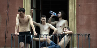 dpatopbilder - Jugendliche hängen auf einem Balkon ab. In einigen Teilen Spaniens wurden am Samstag Höchsttemperaturen von 46 Grad Celsius erwartet, während das Land am bisher heißesten Tag des Jahres schwitzte. Foto: Joan Mateu Parra/AP/dpa