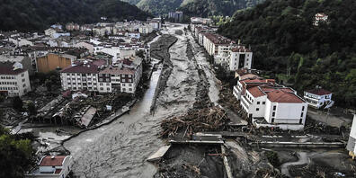 Ein Luftbild zeigt zerstörte Gebäude nach Überschwemmungen und Schlammlawinen in Bozkurt. In der türkischen Schwarzmeerregion sind laut der Katastrophenbehörde Afad 27 Menschen in Zusammenhang mit Überschwemmungen in der Region getötet worden. Fot...