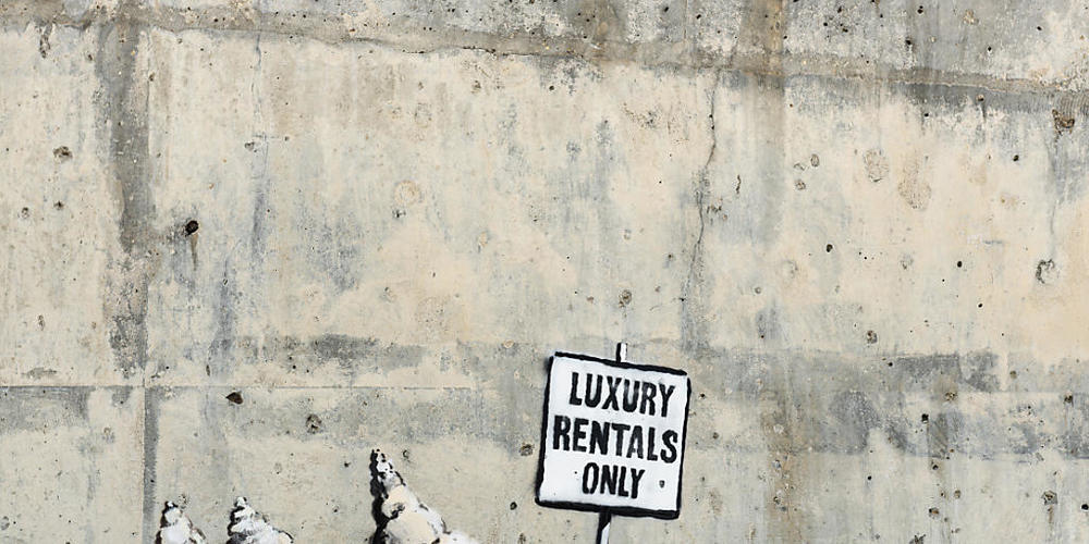 GRAFIK - Undatiertes Handout-Foto eines der neuen Werke von Banksy an einer Strandmauer in Cromer. Der mysteriöse britische Streetart-Künstler Banksy hat sich zu einer ganzen Reihe von kürzlich aufgetauchten Werken an der englischen Nordseeküste b...