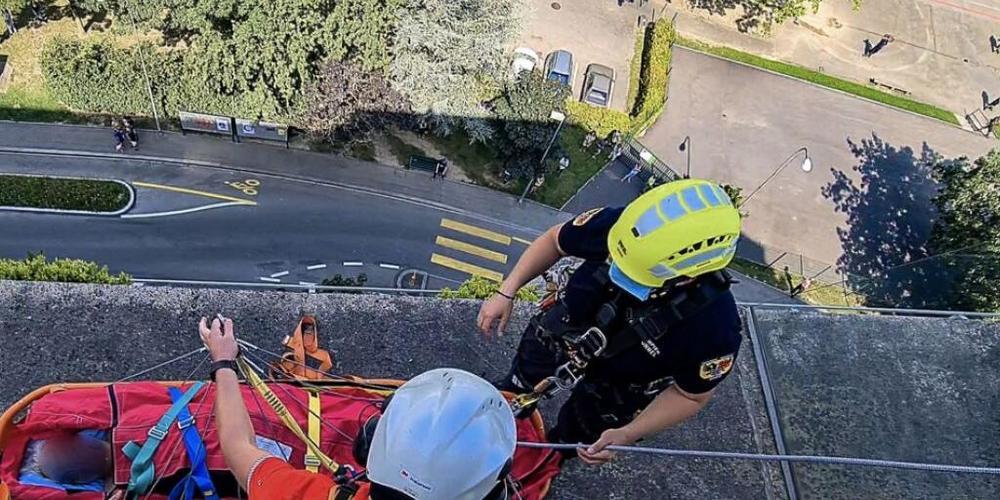 Ungewöhnlicher Rettungseinsatz: Ein verletzter Mann ist am Sonntag in Genf an einem Seil mit einem Helikopter aus einem hohen Gebäude geborgen worden.