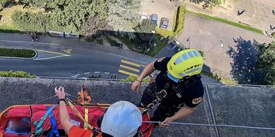 Ungewöhnlicher Rettungseinsatz: Ein verletzter Mann ist am Sonntag in Genf an einem Seil mit einem Helikopter aus einem hohen Gebäude geborgen worden.