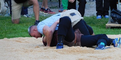 Samuel Giger bodigt Schwingerkönig Christian Stucki im ersten Gang