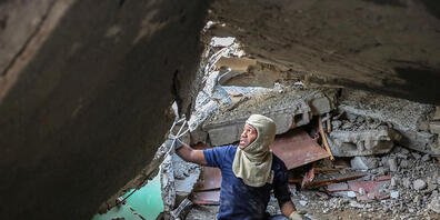 dpatopbilder - Ein Feuerwehrmann sucht zwischen den Trümmern eines von einem Erdbeben zerstörten Hauses nach Überlebenden. Das Erdbeben der Stärke 7,2 hat Haiti am 14.08.2021 erschüttert. Foto: Joseph Odelyn/AP/dpa