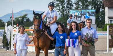 Siegerehrung im Grossen Preis mit (v.l.) Sponsorin Trudy Schnyder vom Team Sersa Group, Annina Züger auf Batman, Nicole Schalch und Anna Stuppia, Stefan Kuhn (Schweizer Pferdesportverband).