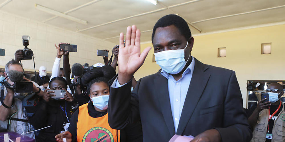 Oppositionsführer und Präsidentschaftskandidat  Hakainde Hichilema winkt nach der Stimmabgabe in einem Wahllokal in Lusaka, Sambia. Der im Süden Afrikas gelegene Binnenstaat bekommt einen neuen Präsidenten. In der Nacht zum Montag wurde Hichilema ...