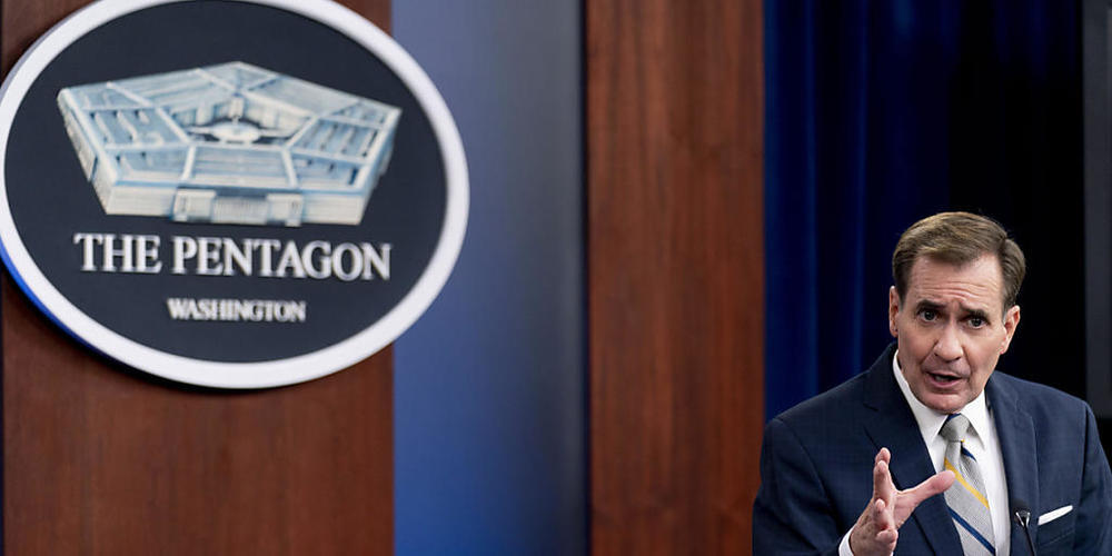John Kirby, Sprecher des US-Verteidigungsministeriums, spricht während eines Briefings im Pentagon. Die USA wollen ihre Truppen in Afghanistan erneut deutlich aufstocken. Fast 6000 Soldaten sollen den Flughafen von Kabul sichern, teilte das Außen-...