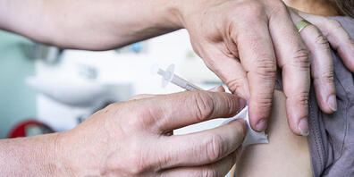 ARCHIV - Ein Kinder- und Jugendarzt impft eine junge Frau mit dem Corona-Impfstoff Comirnaty von Biontech/Pfizer. Foto: Fabian Sommer/dpa