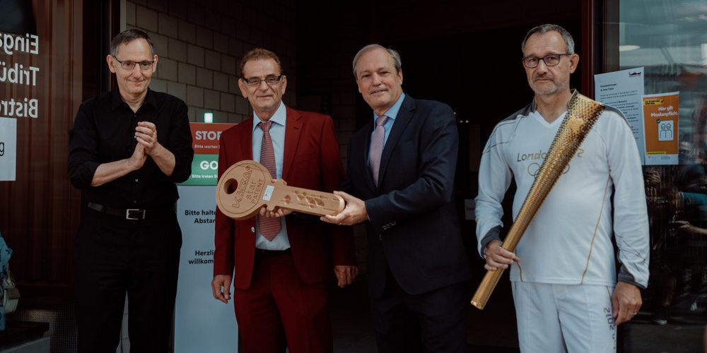 Regierungsrat Mario Fehr, Unternehmer Andreas Leutenegger, Gemeindepräsident Jörg Kündig und Olympialäufer Beat Kohler (v.l.n.r.) eröffneten die AL Arena.