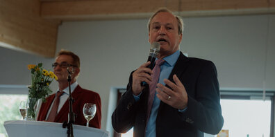 Jörg Kündig, Gemeindepräsident von Gossau ZH, bei seiner Ansprache zur Halleneröffnung.