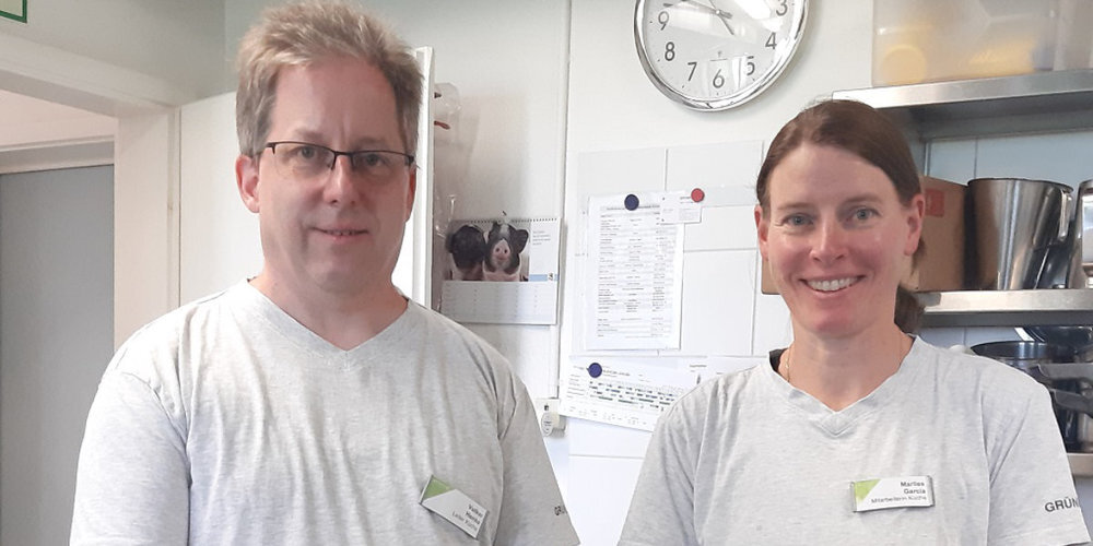 Zwei vom 4er-Küchenteam im Grüneck: Volker Henke, Küchenchef, und Marlies Garcia, Bäckerin