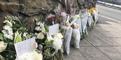 Blumen und Plüschtiere vor dem Lidl-Supermarkt in der Wolesley Road  in Plymouth, wo am Abend des 12.08.2021 sechs Menschen, darunter der Täter, bei einem Schusswaffenangriff an ihren Verletzungen starben. Foto: Rod Minchin/PA Wire/dpa