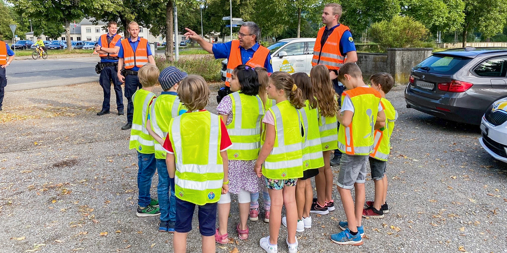 Die Schaffhauser Polizei führte im Rahmen des gestrigen Schulanfangs zusammen mit dem TCS sowie dem ACS der beiden Sektionen Schafhausen eine «süsse Präventionsaktion» durch und sensibilisierte die Autofahrerinnen und Autofahrer.