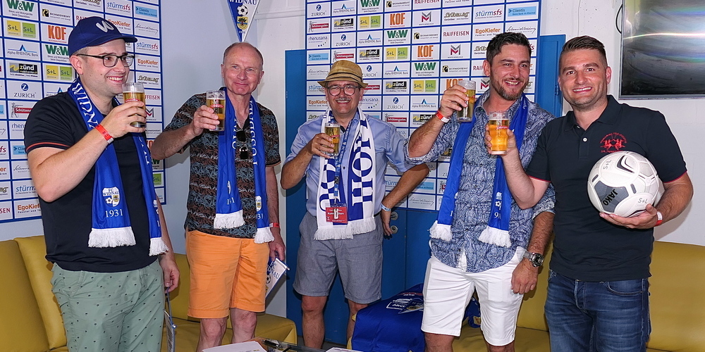 Mit einem kleinen Bier wurde auf die Vertragsverlängerung angestossen: v.l. Florian und Kurt Ullmann (Baumann Küchen), FC Widnau Präsident Kuno Jocham  sowie Manuel  und Mario Liechti (S+L)