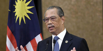 Nach Kritik am Umgang seiner Regierung mit der Corona-Pandemie sind der malaysische Ministerpräsident Yassin und sein Kabinett zurückgetreten. In einer Fernsehansprache warf der Regierungschef am Montag, 16.08.2021, politischen Rivalen vor, die Pa...