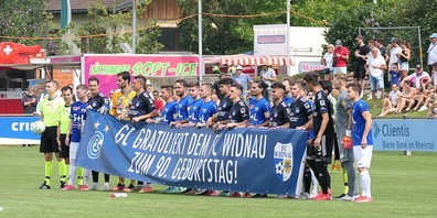 Die Grasshoppers holten sich grosse Sympathie, als sie vor dem Match ein Banner mit einem Geburtstagswunsch zum Neunzigsten des FC Widnau entrollten