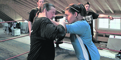Das Foto zeigt einen Ausschnitt aus dem Film «Ale». Die 19-jährige Wrestlerin und Protagonistin Alessandra Goh Bollier (rechts) kämpft im Ring. 