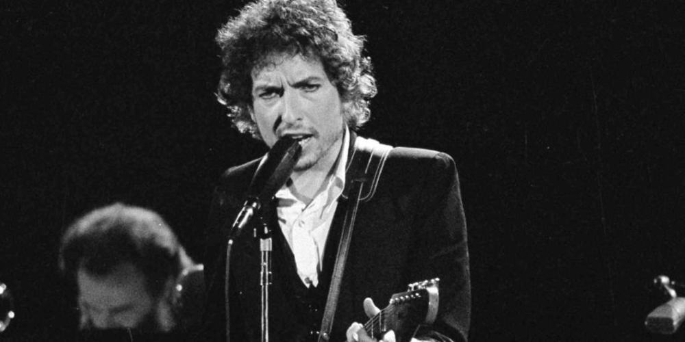 Bob Dylan bei einem Konzert in Los Angeles 1974. Der Sänger weist gegen ihn erhobene 56 Jahre alte Missbrauchsvorwürfe  zurück und kündigte an, er werde sich energisch dagegen zur Wehr setzen.