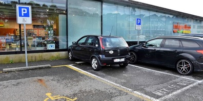 Am Auto entstanden mehrere hundert Franken Sachschaden, der Schaden an der Glasfassade kann noch nicht beziffert werden. 