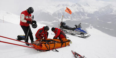 Stürze sind in Haus und Freizeit die häufigste Todesursache bei Unfällen: Rettungsschlitteneinsatz in St. Moritz. (Archivbild)