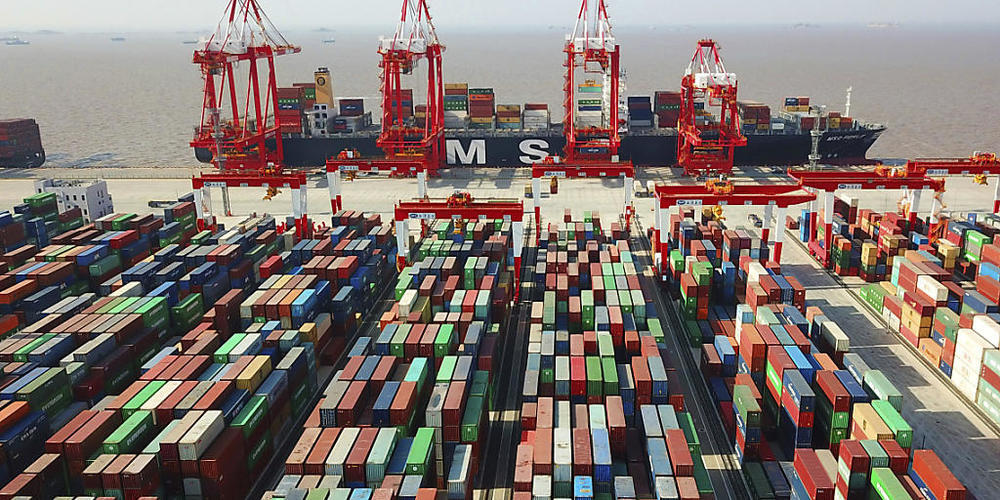 Mehreren chinesischen Häfen droht eine Überlastung. Grund ist der Stau vor dem zweitgrösstem Hafen Ningbo. Der Stau könnte grössere Folgen haben als die Blockade des Suezkanals. (Archivbild)