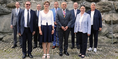 Der Thurgauer Regierungsrat empfing den Botschafter und den Generalkonsul der Französischen Republik: (1. Reihe v.l.n.r.) Generalkonsul Alain Sterbik, Regierungspräsidentin Monika Knill, Botschafter Frédéric Journès, Vizepräsidentin Carmen Haag, (2. Reihe v.l.n.r.) Leiter der Dienststelle für Aussenbeziehungen Joel Keller, Staatsschreiber Paul Roth, Regierungsrat Urs Martin, Regierungsrat Walter Schönholzer, Regierungsrätin Cornelia Komposch.