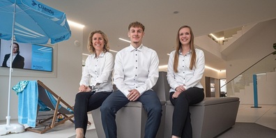 Joel Thoma, umrahmt von Barbara Mettler (links, Leiterin Credit Office und Ausbildungsverantwortliche) und Marcia Schmidt (Privatkundenberaterin).