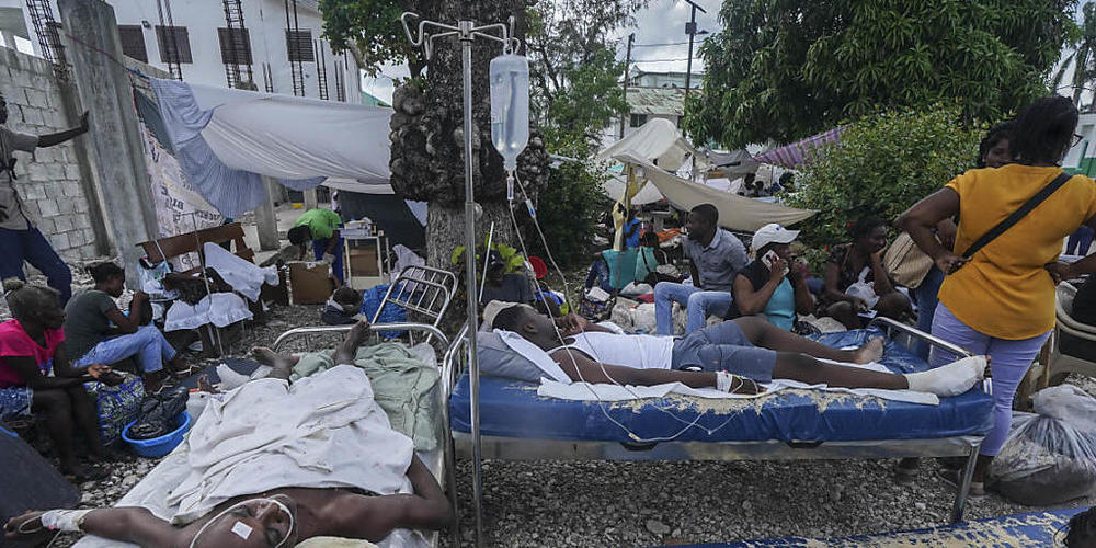 Verletzte liegen in Betten vor dem Krankenhaus Immaculée Conception in Les Cayes, zwei Tage nach einem Erdbeben der Stärke 7,2 im Südwesten des Landes. Nach dem Erdbeben in Haiti ist die Zahl der bestätigten Todesopfer auf 1419 gestiegen. Foto: Fe...