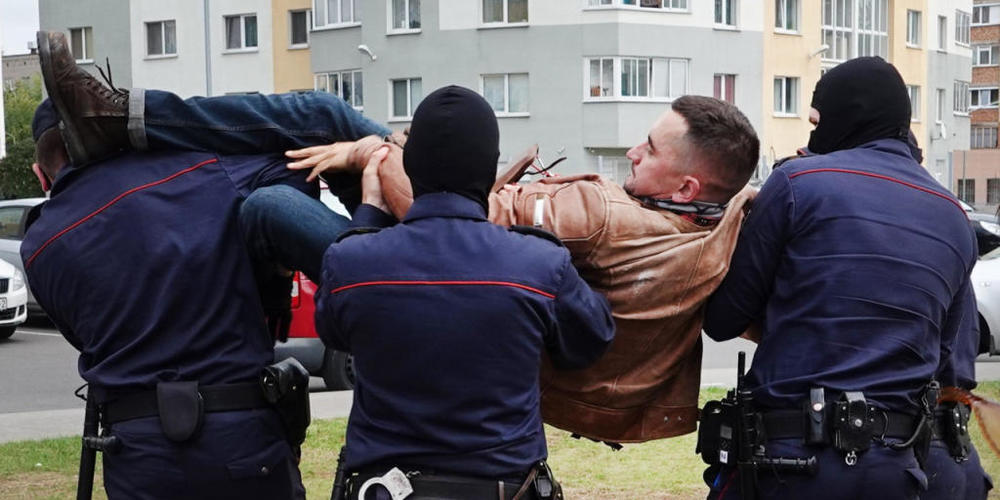 ARCHIV - Stepan Latypow wird in seinem Wohnviertel von maskierten Polizisten weggetragen. Ein Gericht in Belarus hat den politischen Gefangenen Latypow zu achteinhalb Jahren Straflager unter besonders harten Haftbedingen verurteilt. Foto: Ulf Maud...