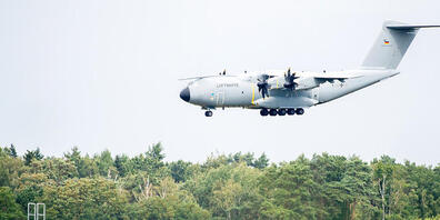 Ein Transportflugzeug vom Typ Airbus A400M der Luftwaffe landet am Mittag auf dem Fliegerhorst Wunstorf in der Region Hannover nach einem Übungsflug. Von hier aus waren mehrere Transportmaschinen der Luftwaffe Richtung Afghanistan gestartet. Foto:...