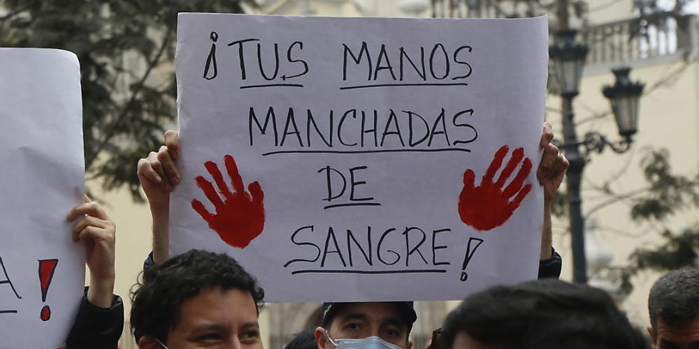 Demonstranten fordern den Rücktritt des peruanischen Außenministers Héctor Béjar. Foto: Gian Masko/dpa
