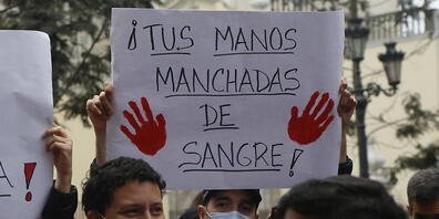 Demonstranten fordern den Rücktritt des peruanischen Außenministers Héctor Béjar. Foto: Gian Masko/dpa