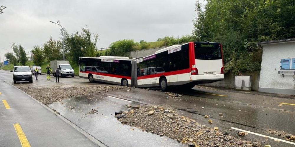 Ein Bus ist in St. Gallen in ein Loch eingebrochen, das durch einen Wasserrohrbruch entstanden war.