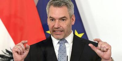 ARCHIV - Österreichs Innenminister Karl Nehammer (ÖVP) spricht bei einer Pressekonferenz. Nehammer hat der «Welt» am Mittwoch mitgeteilt, dass Österreichs Regierung die Lage in Afghanistan nach der Machtübernahme der Taliban nicht als Grund dafür ...