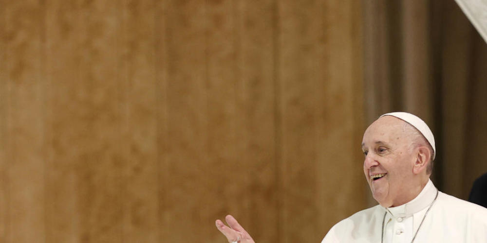 ARCHIV - Papst Franziskus kommt zu seiner wöchentlichen Generalaudienz in der Halle Paul VI. im Vatikan. Foto: Riccardo De Luca/AP/dpa