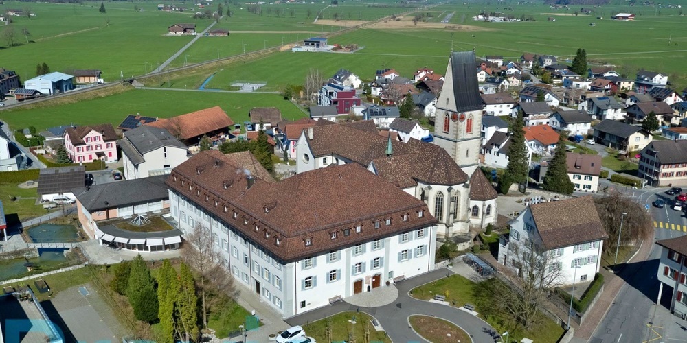 Eine interaktive Ausstellung findet auf dem Vorplatz des Schänner Kreuzstifts statt.