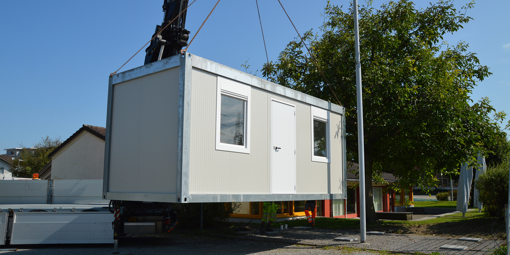 Installation des Q-Treff-Containers mit einem Kran.